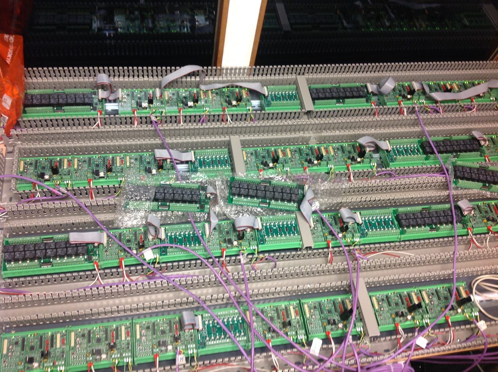 Rijen geassembleerde printplaten