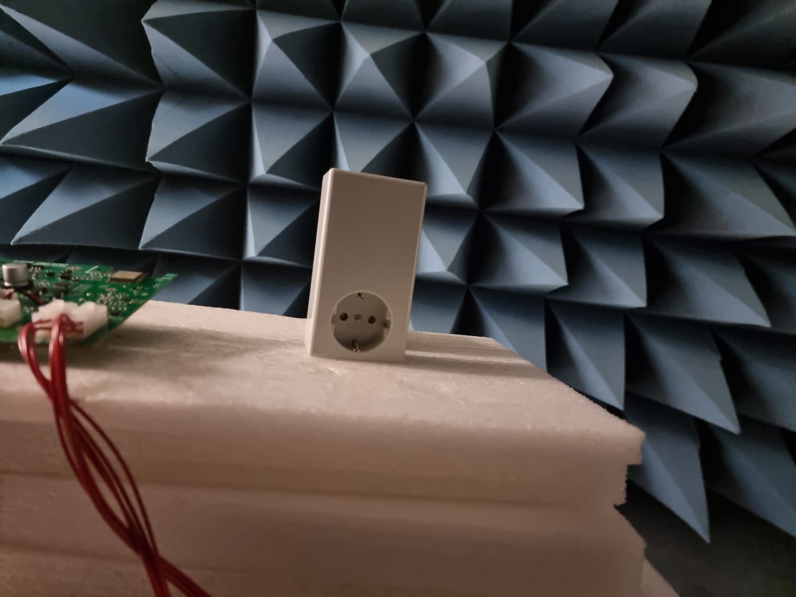 Product tussen absorbers tijdens een EMC-meting
