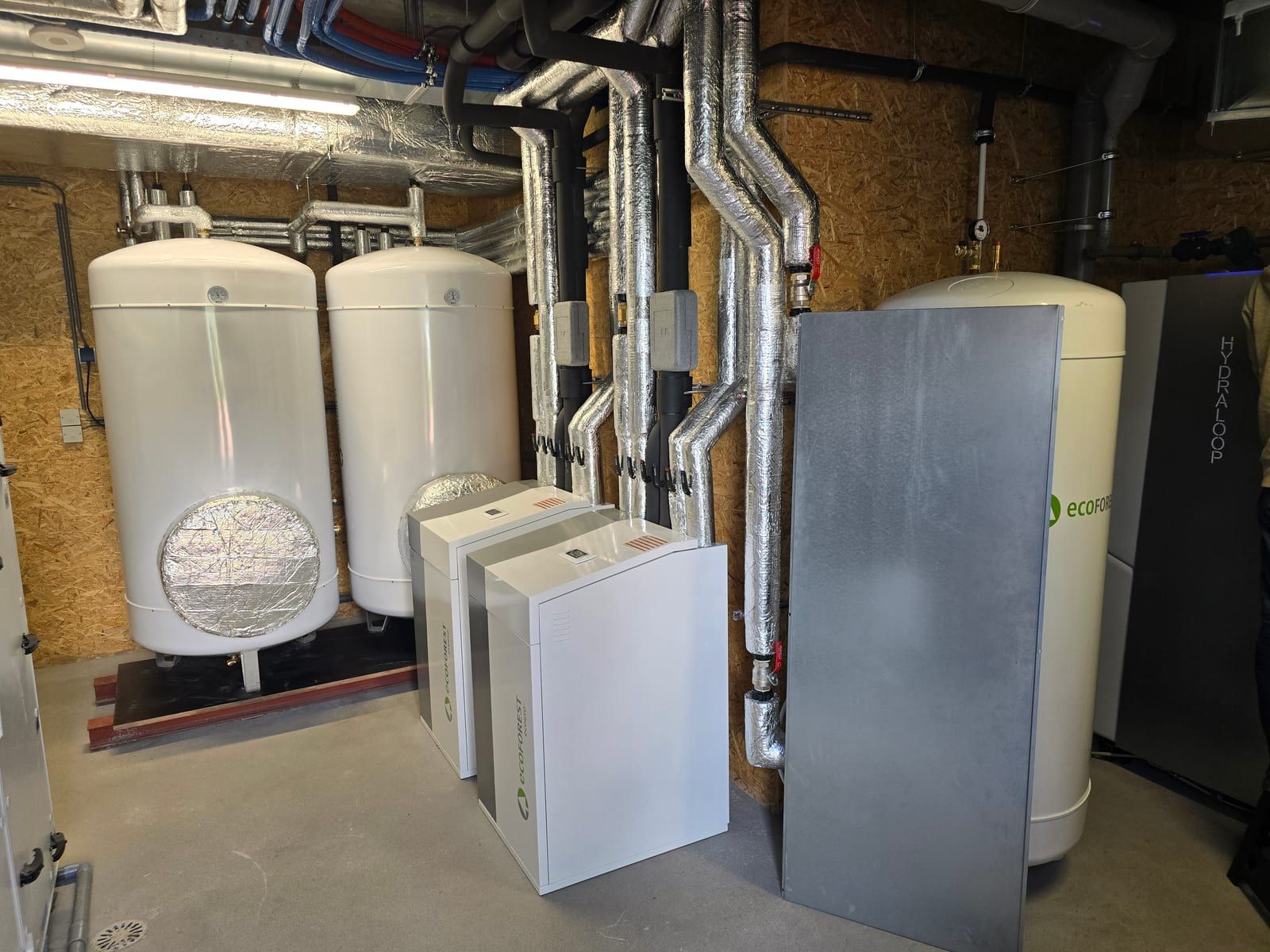 Installatieruimte met warmte- en recyclingmachines en besturingskasten