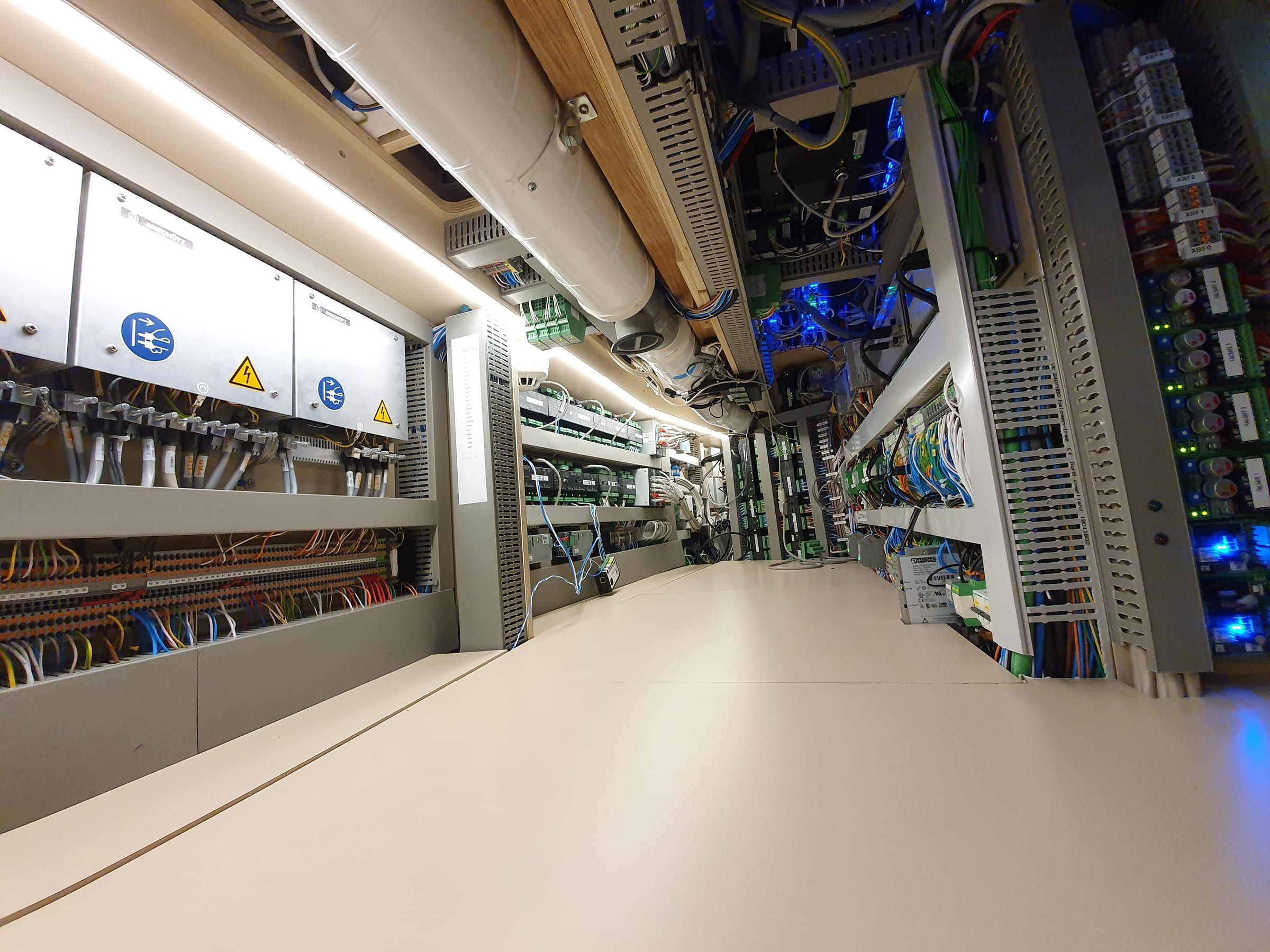 Technische ruimte van een superjacht met besturingskasten van ProCircuits