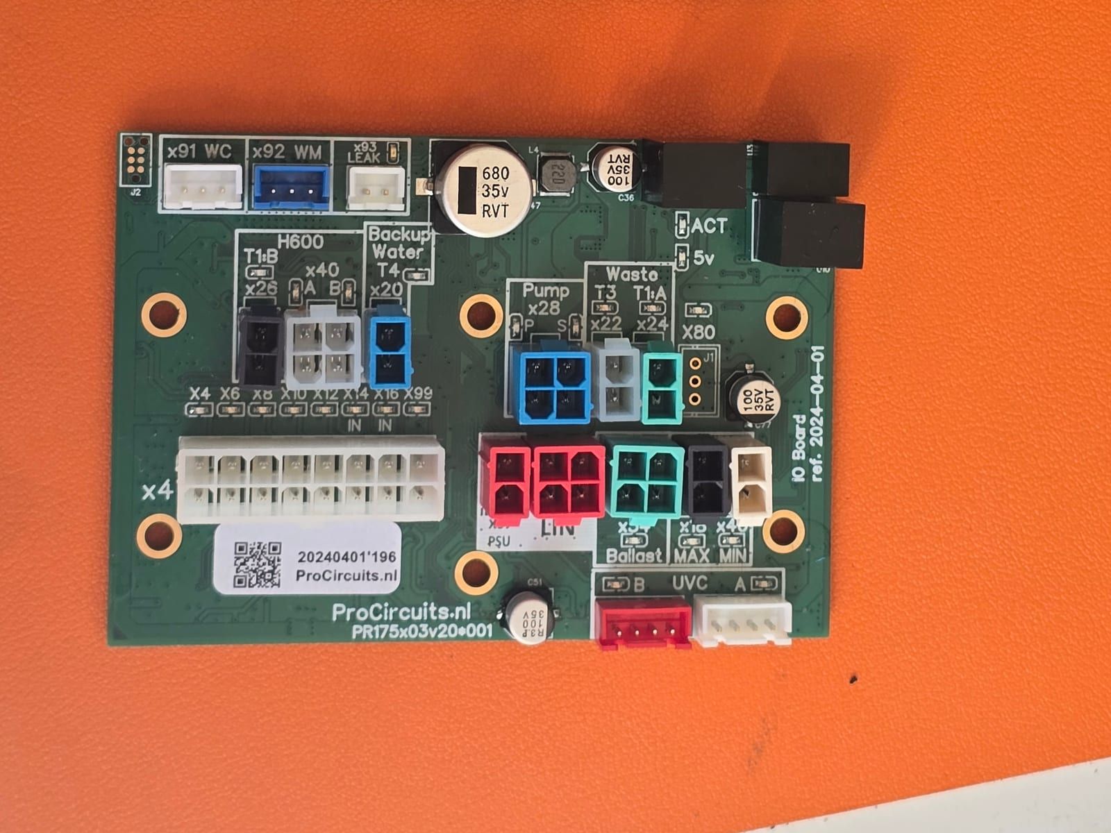 I/O-printen van ProCircuits met gekleurde connectoren