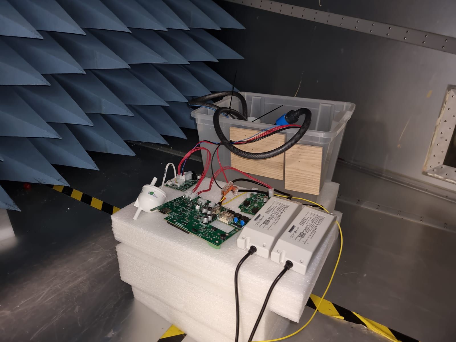 EMC-meting van een product in een absorberkamer